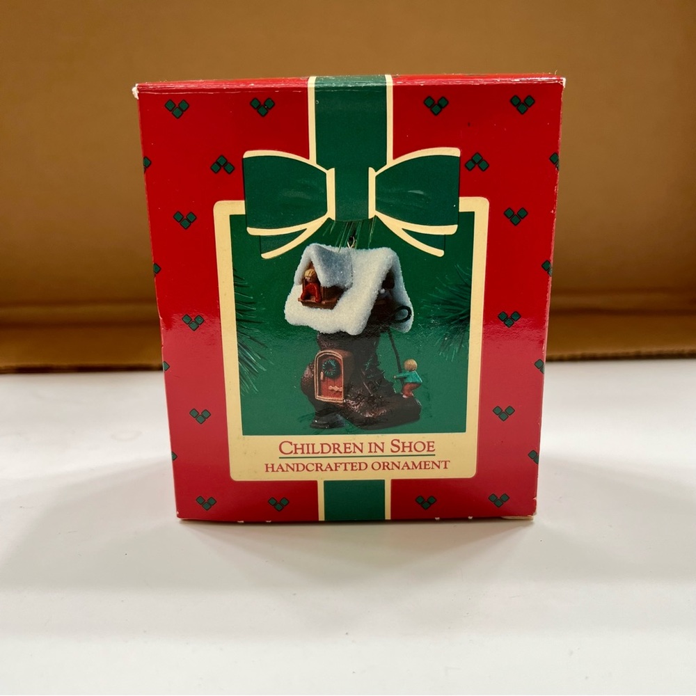 Vintage Hallmark Keepsake 1985 Children in Shoe‎ Fairy Tale Ornament